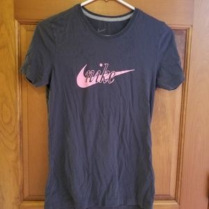 EUC WOMEN'S Large SLIMFIT NIKE t-shirt
